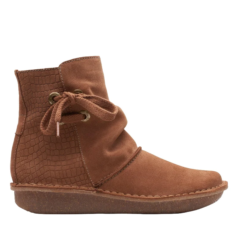 Clarks Funny Oak 26168547 Womens Brown Suede Zipper Casual Dress Boots Halter Neckline Beach