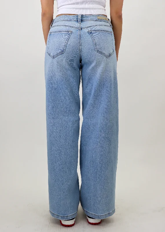 Blue Eyes Jeans ★ Light Wash